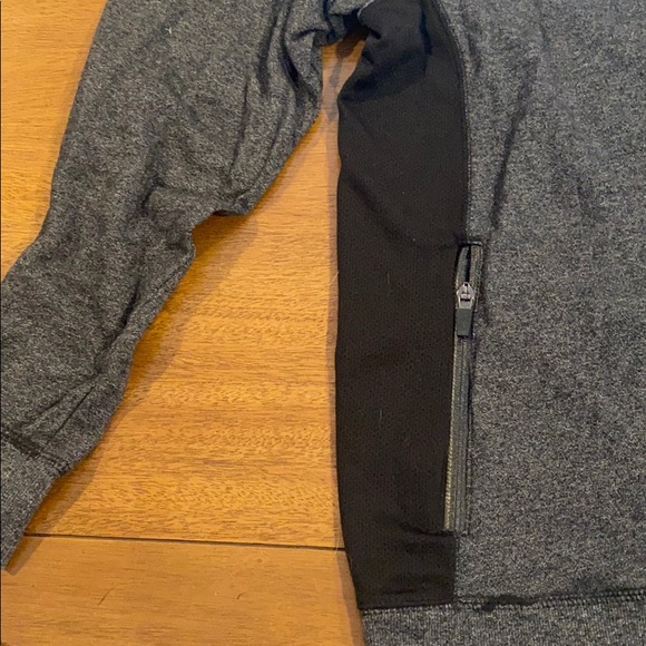 Men’s ON THE BAYAS sweater SIZE MEDIUM. - Picture 2 of 4